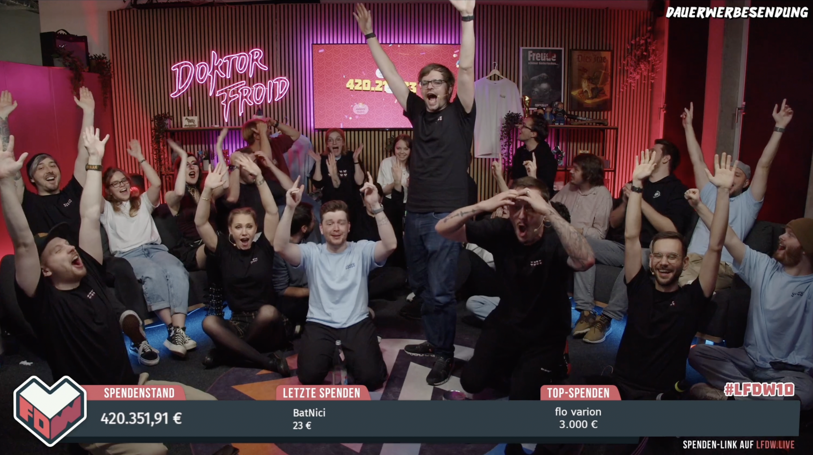 Das gesamte Organisationsteam von Loot für die Welt 10 jubelt und feiert den Spendenstand von 420.000 €