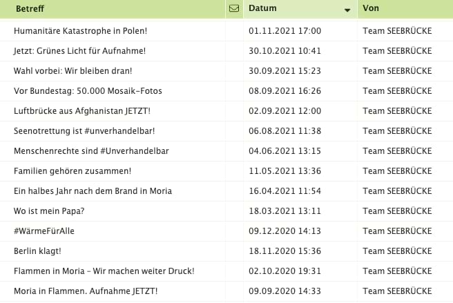Wir sehen einen E-Mail-Posteingang mit mehreren E-Mails von Team SEEBRÜCKE von 2020 und 2021. Die Betreffzeilen lauten: Humanitäre Katastrophe in Polen!, Jetzt: Grünes Licht für Aufnahme!, Wahl vorbei: Wir bleiben dran!, Vor Bundestag: 50.000 Mosaik-Fotos, Luftbrücke aus Afghanistan JETZT!, Seenotrettung ist #unverhandelbar!, Menschenrechte sind #unverhandelbar, Familien gehören zusammen, Ein halbes Jahr nach dem Brand in Moria, Wo ist mein Papa?, #WärmeFürAlle, Berlin klagt!, Flammen in Moria - Wir machen weiter Druck!, Moria in Flammen. Aufnahme JETZT!
