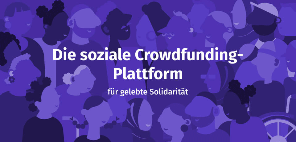 Illustration einer vielfältigen Menschenmenge in verschiedenen Lila- und Violetttönen. Die Personen haben unterschiedliche Hautfarben, Frisuren und Kopfbedeckungen, die Diversität sichtbar machen. Es gibt Menschen mit Afros, Locken, Zöpfen, glatten Haaren, kurzen Haarschnitten und kahlen Köpfen. Einige tragen Kopftücher, ein Hijab ist zu erkennen, andere haben Mützen, Hüte oder Basecaps auf. Mehrere Personen tragen Hörgeräte, eine Person hält einen Gehstock, und rechts ist ein Teil eines Rollstuhls zu sehen. Die Gruppe umfasst jüngere und ältere Menschen sowie queer aussehende Personen mit androgynen Merkmalen oder ausgefallenen Frisuren. In der Mitte der Grafik steht in weißer großer Schrift: 'Die soziale Crowdfunding Plattform’, darunter in kleiner ‘für gelebte Solidarität’. Der Textteil ist animiert. Der Text verschwindet, dann steht dort ‘für soziale Gerechtigkeit’, auch dieser verschwindet und dann steht dort ‘für Impact – nicht für Profit’.