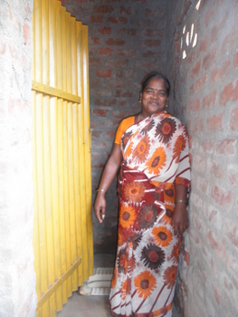 Die stolze Vasandri vor ihrer Toilette