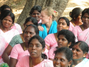 Ich zwischen indischen Frauen