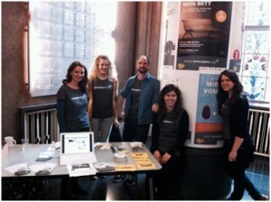 Berliner Botschafter vor Plakaten auf dem Stand bei der 7. Freiwilligenbörse im Roten Rathaus