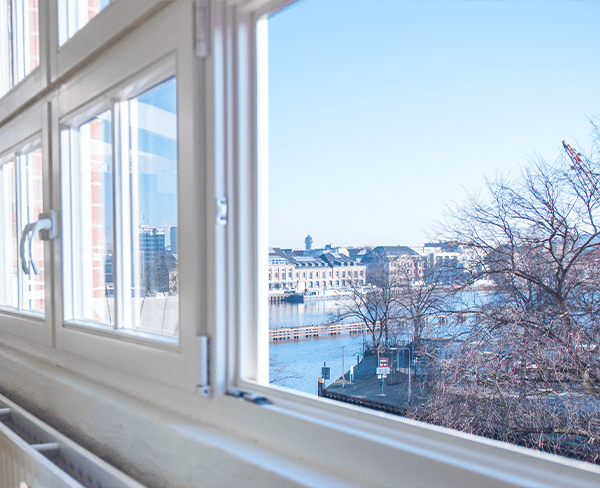 Ein Blick aus dem Fenster auf die Spree.